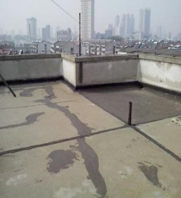 嘉鱼漏水维修 楼顶漏水是什么原因，楼顶漏水维修方法是什么?